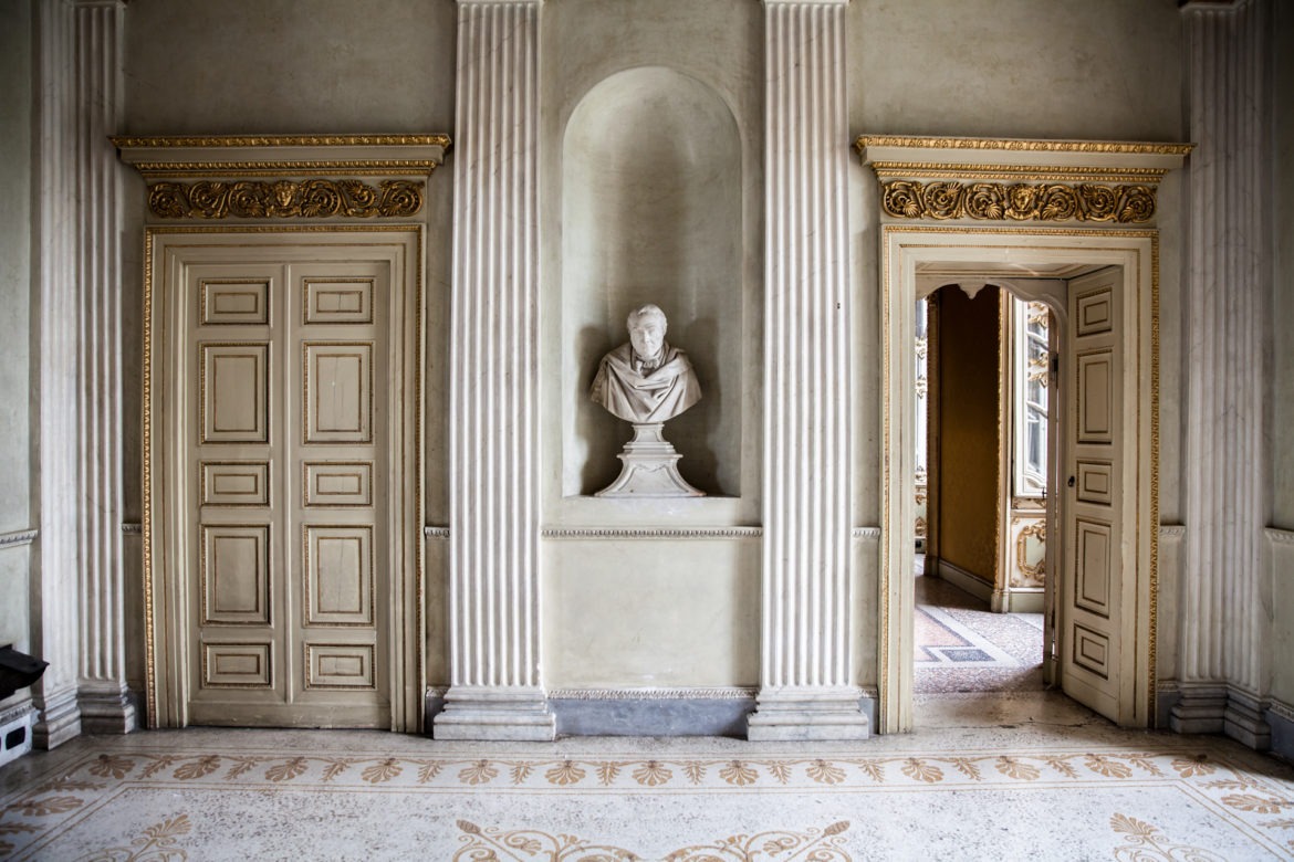 Interno villa statua Traversi